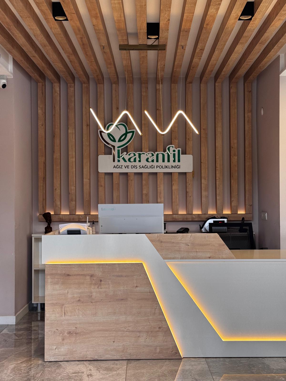 Karanfil kliniği — danışma bankosu